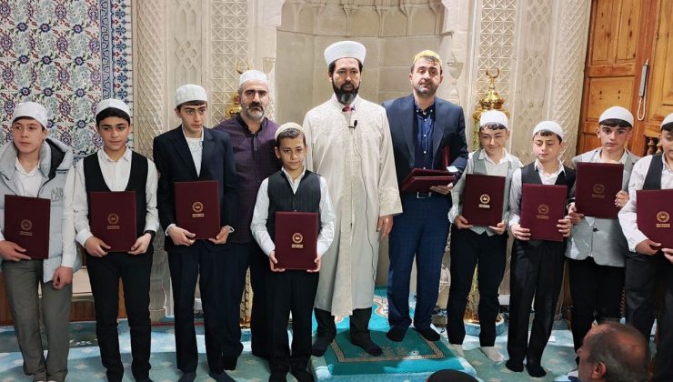 Aziziye’de hafızlar törenle belge aldı
