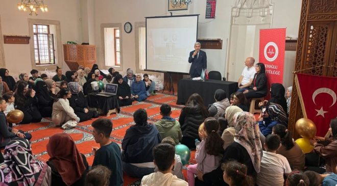 Beyoğlu’nda çocuklar bayram hediyesi ile sevindi