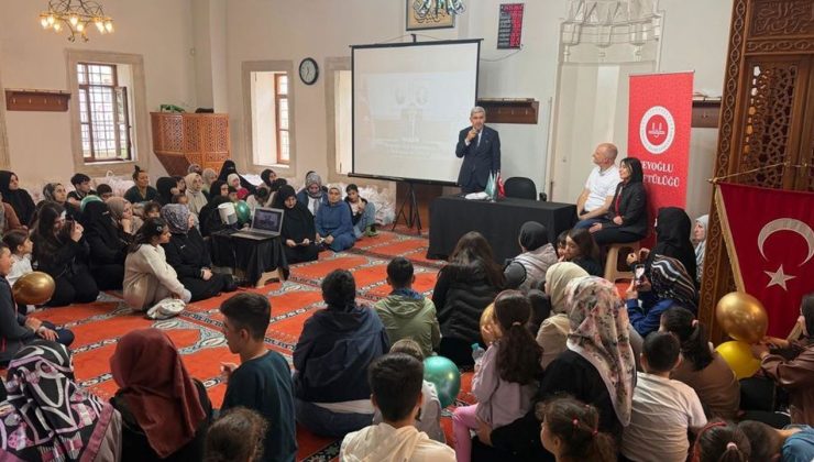 Beyoğlu’nda çocuklar bayram hediyesi ile sevindi