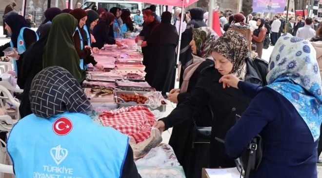 Bitlis’te “İki İnsan Bir Hayat” projesi kapsamında kermes açıldı