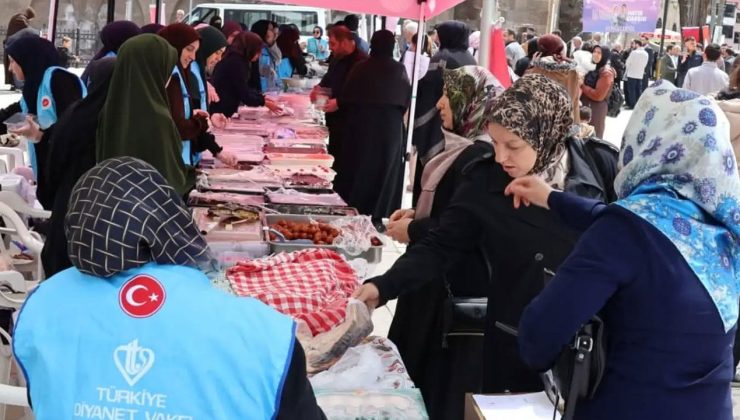 Bitlis’te “İki İnsan Bir Hayat” projesi kapsamında kermes açıldı