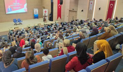 “Dijital Dünyada Çocuk ve Aile” konferansları sürüyor