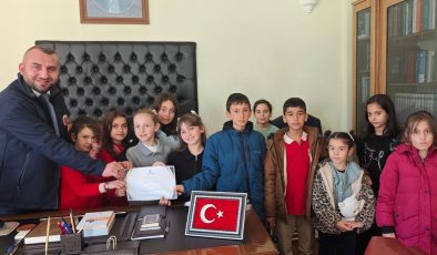 Köse’deki ilkokul öğrencilerinden Filistin’e destek