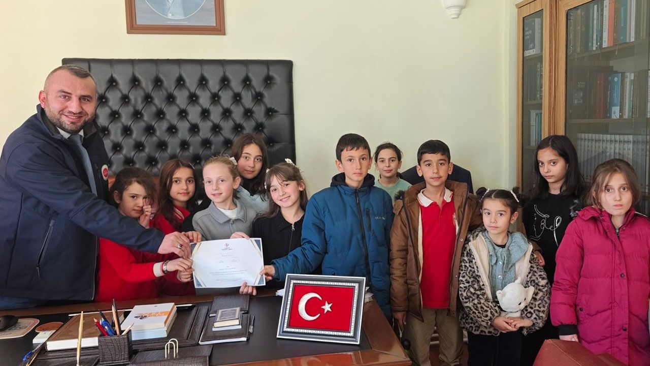 Köse'deki ilkokul öğrencilerinden Filistin'e destek