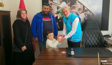 Minik Berkay’dan anlamlı hareket