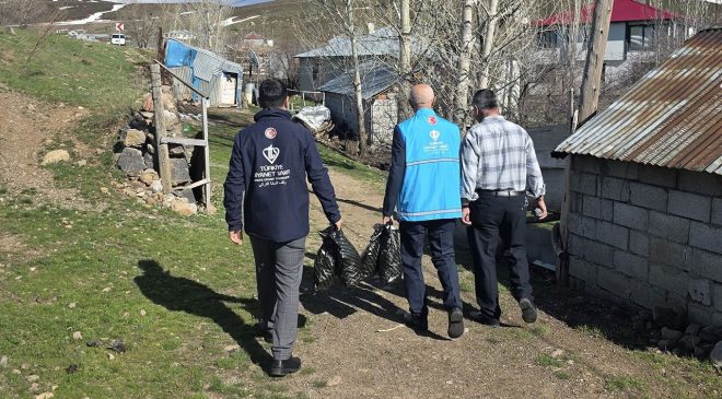 TDV, Karlıova’da giyim yardımı yaptı