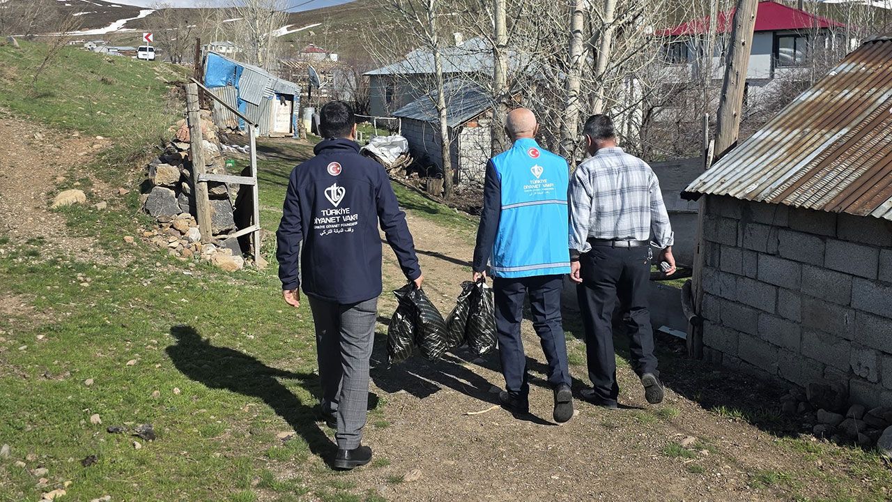 TDV, Karlıova'da giyim yardımı yaptı