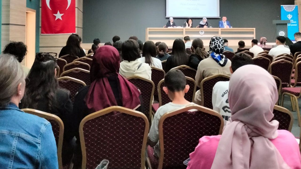 Tekirdağ’da "Şiir Okuma ve Hadis Ezberleme Yarışması" düzenlendi