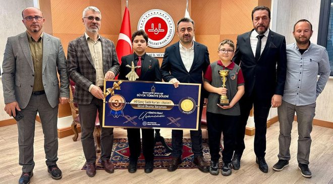 Türkiye dereceli öğrenciler müftülükte ödüllendirildi