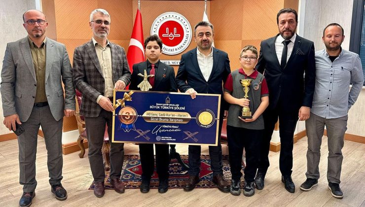 Türkiye dereceli öğrenciler müftülükte ödüllendirildi