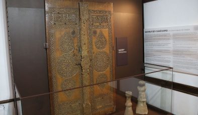 UNESCO Dünya Mirası Listesi’ndeki 660 yıllık caminin kapısı müzede sergileniyor