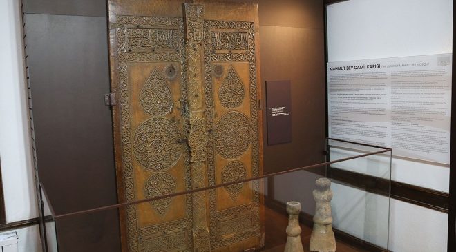 UNESCO Dünya Mirası Listesi’ndeki 660 yıllık caminin kapısı müzede sergileniyor