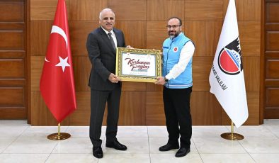 Vali Zorluoğlu, kurbanını TDV’ye emanet etti