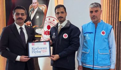 Varto Kaymakamı Işık, kurbanını TDV’ye emanet etti