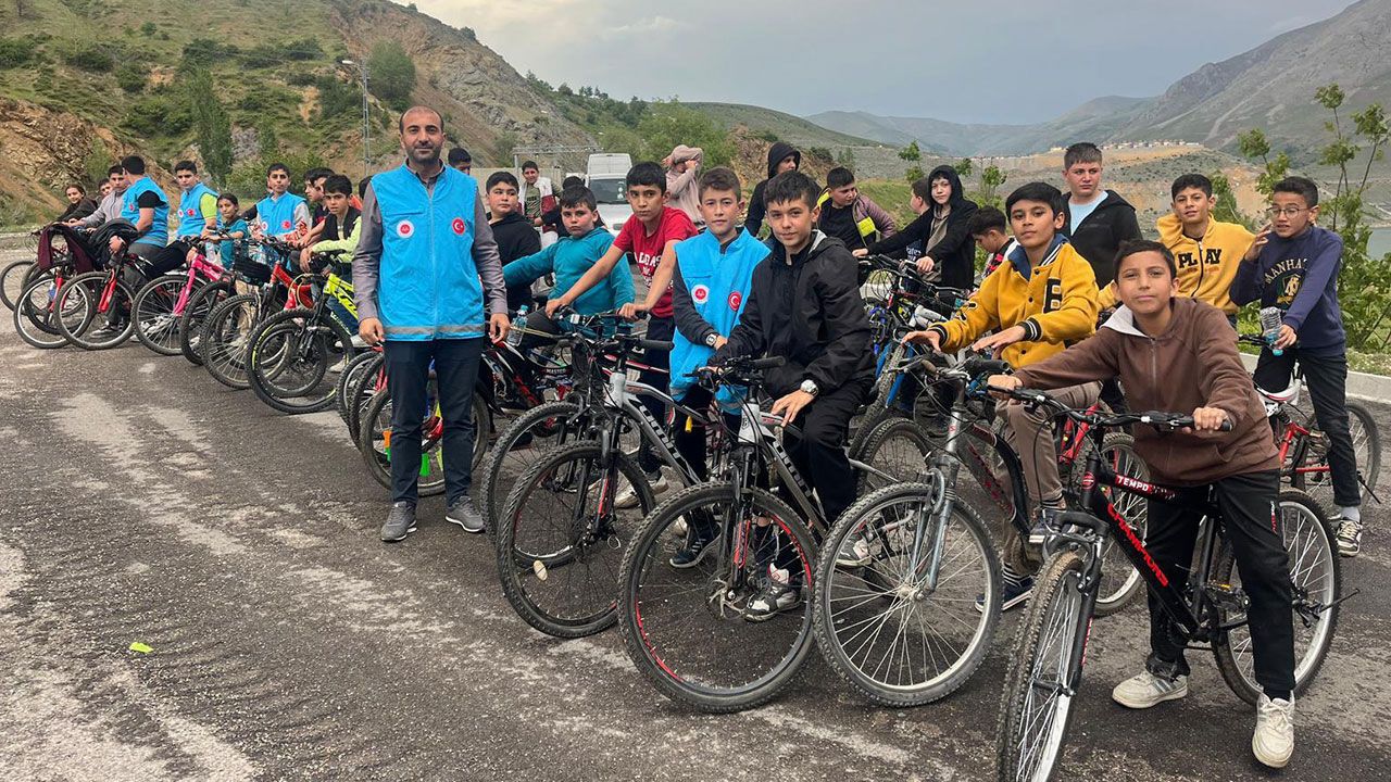 Çelikhan'da gençler kardeşliğe pedal çevirdi