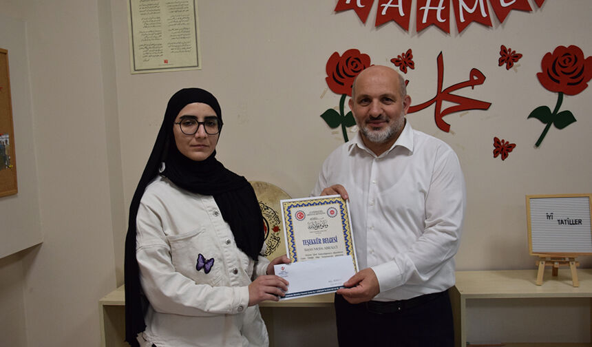 Giresun’da Umre Ödüllü Bilgi Yarışması Ödülleri Verildi 6