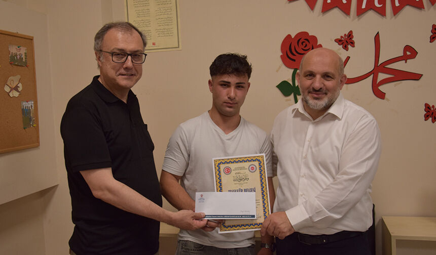 Giresun’da Umre Ödüllü Bilgi Yarışması Ödülleri Verildi 10