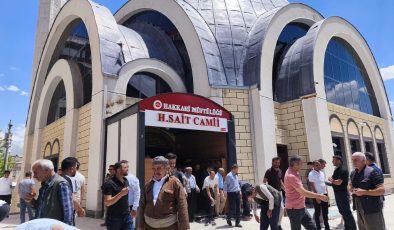 Hacı Sait Camii’nde ilk Cuma kılındı