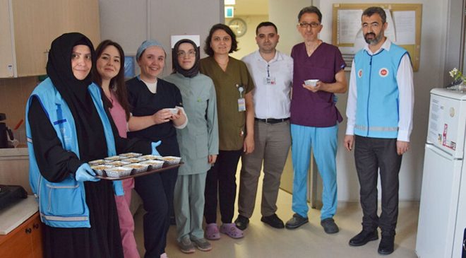 Hasta yakınları ve sağlık çalışanlarına aşure ikramı