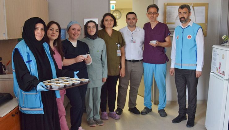 Hasta yakınları ve sağlık çalışanlarına aşure ikramı