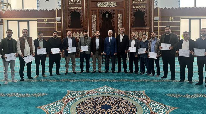 Kaynarca’da din görevlileri hafızlıklarını muhafaza ediyor