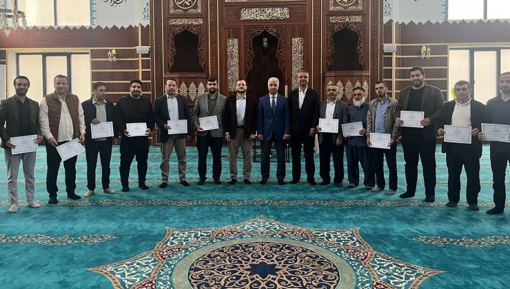 Kaynarca’da din görevlileri hafızlıklarını muhafaza ediyor