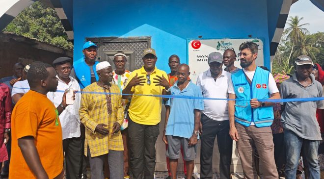 Manisalı hayırseverler Sierra Leone’de su kuyusu açtı