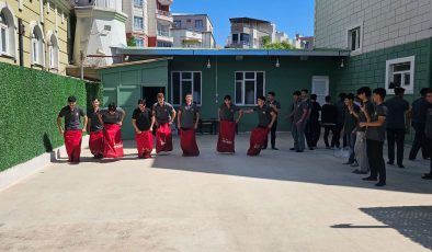 Siirt’te gençler minare gölgesinde eğlendi