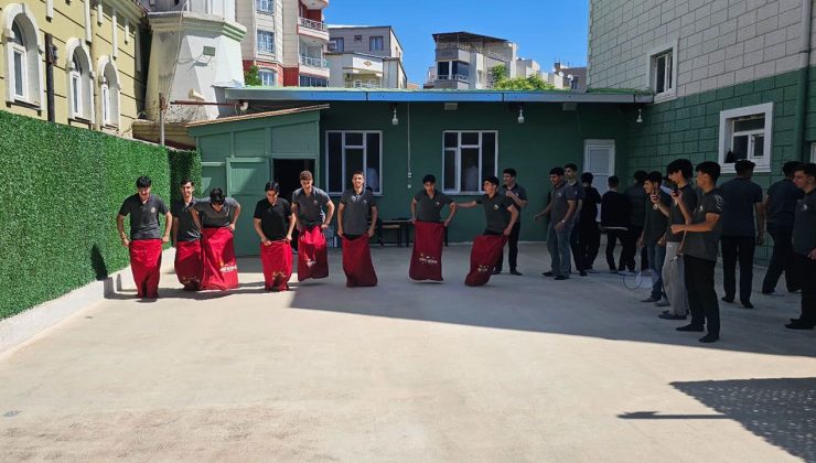 Siirt’te gençler minare gölgesinde eğlendi