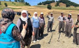 Sındırgı’da tarlada çalışan kadınlara manevi destek