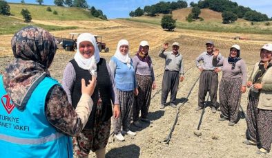 Sındırgı’da tarlada çalışan kadınlara manevi destek