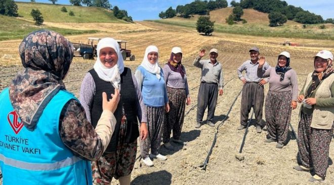 Sındırgı’da tarlada çalışan kadınlara manevi destek