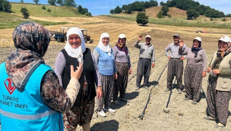Sındırgı’da tarlada çalışan kadınlara manevi destek