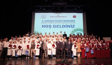 Çorlu’da örgün eğitimle birlikte hafız olan 69 öğrenci icazet sevinci yaşadı