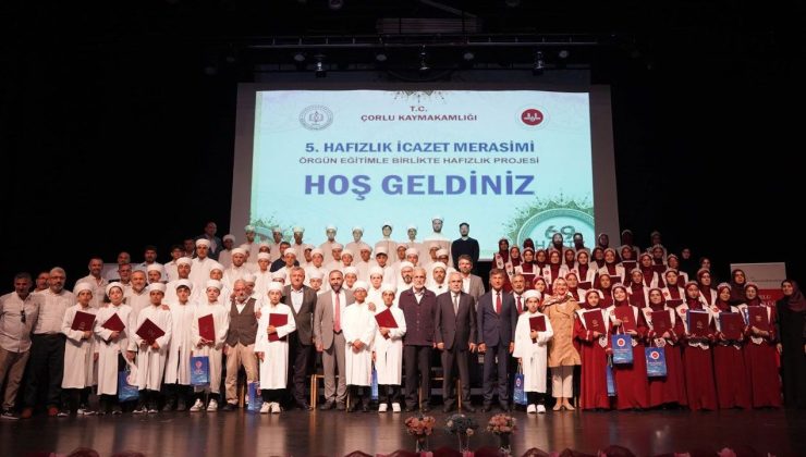 Çorlu’da örgün eğitimle birlikte hafız olan 69 öğrenci icazet sevinci yaşadı