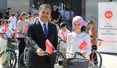 Gönen’de 70 öğrenciye bisiklet hediye edildi