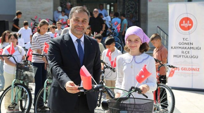 Gönen’de 70 öğrenciye bisiklet hediye edildi