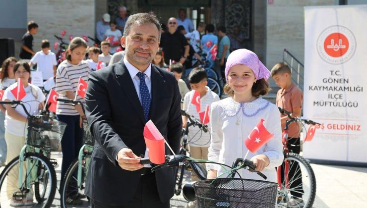 Gönen’de 70 öğrenciye bisiklet hediye edildi