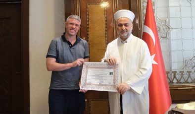 İngiliz vatandaşı Peter Jonathon Adana’da Müslüman oldu