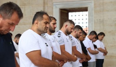 Kırkpınar pehlivanları er meydanı öncesi Selimiye Camii’nde saf tuttu